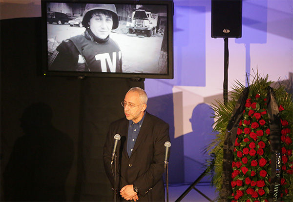 Тележурналист и председатель комиссии по межнациональным отношениям в Общественной палате Николай Сванидзе на церемонии прощания с журналистом ВГТРК Антоном Волошиным в студии программы "Специальный корреспондент".