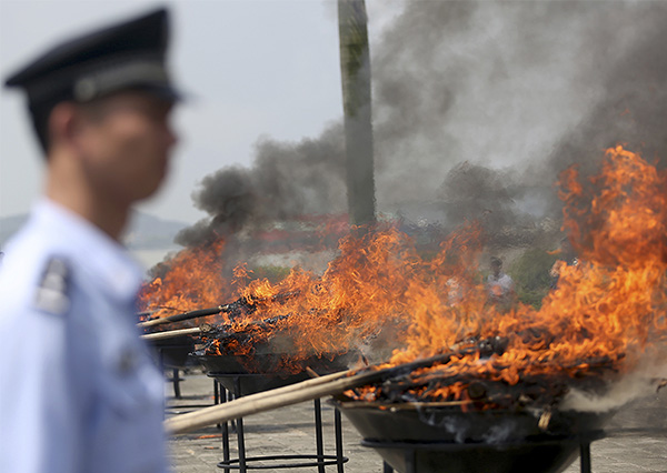 В Китае сожгли 240 кг изъятых полицией наркотических веществ.
