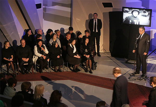 Генеральный директор Всероссийской государственной телевизионной и радиовещательной компании (ВГТРК) Олег Добродеев (справа) на церемонии прощания с журналистом ВГТРК Антоном Волошиным в студии программы "Специальный корреспондент". Антон Волошин погиб во время минометного обстрела под Луганском.