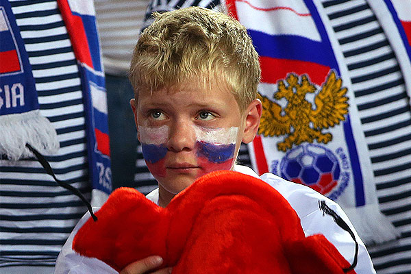 Маленький расстроенный болельщик сборной России после матча чемпионата мира по футболу - 2014: Алжир - Россия.