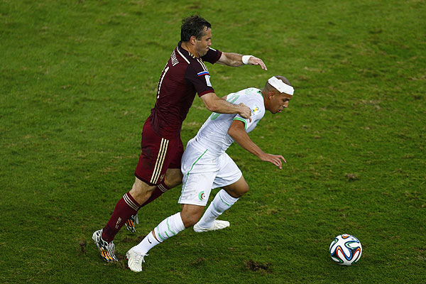 Кержаков нависает над Фегули.