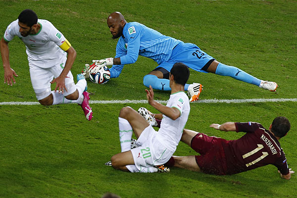 В голубой форме алжирский голкипер М&#39;Боли.Слева Халлиш, падает наш 11-й номер Кержаков.