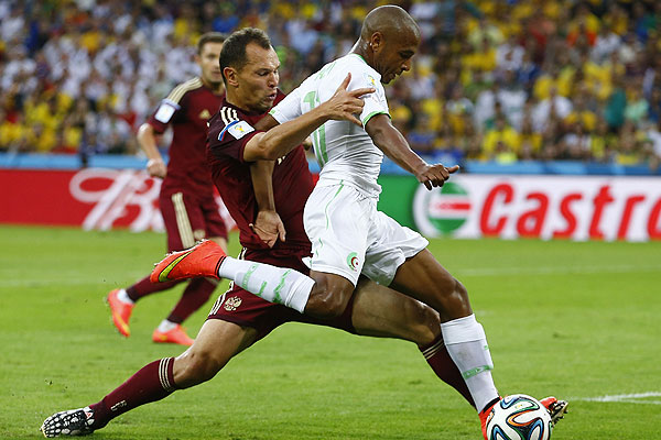 Игнашевич бьется за мяч с Браими.