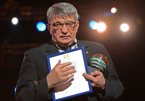 На церемонии открытия XXV Российского кинофестиваля "Кинотавр" в Сочи кинорежиссер Александр Сокуров получил приз "За художественный язык, оказавший влияние на мировой кинематограф, и бескомпромиссную гражданскую позицию".