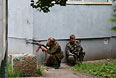Ополченцы на улицах Луганска.