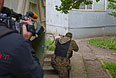 Бойцы "народного ополчения" на улицах Луганска.