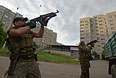 Бойцы вооруженных формирований ЛНР во время боя с силами Национальной гвардии Украины на улицах Луганска.