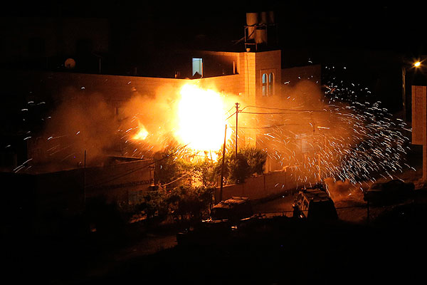 Пожар, последовавший за взрывом в одном из домов предполагаемых похитителей.