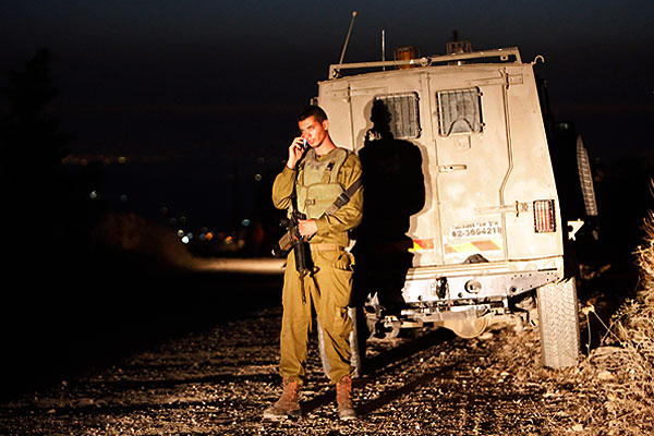 Израильский патрульный на пути в Хеврон.