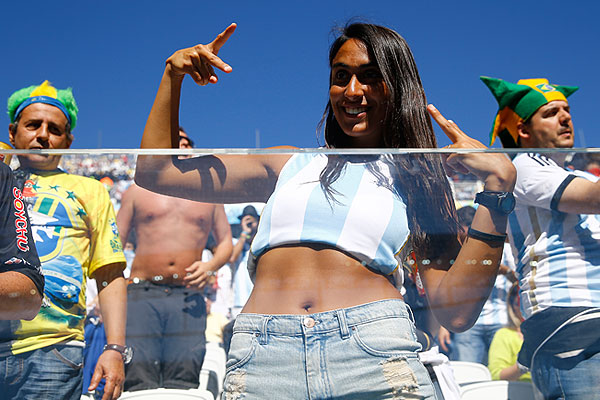 Аргентинская болельщица отвлекает мужчин от футбола.