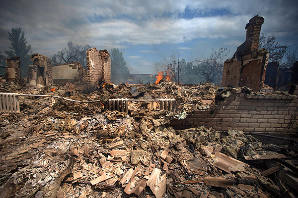 Поселок Станица Луганская (райцентр Станично-Луганского района, донская казачья станица на территории современной Украины) в руинах.
