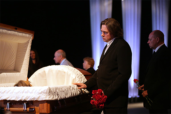 Генеральный директор Первого канала Константин Эрнст во время церемонии прощания с телеоператором Первого канала Анатолием Кляном.