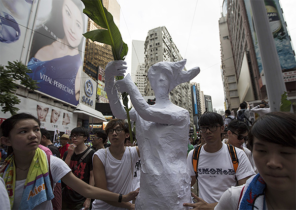 Демонстранты призывали власти КНР провести демократические реформы. В частности, протестующие требовали дать им возможность самим выбрать главу администрации. Сейчас кандидатура на пост главы администрации района выдвигается на месте путем выборов или консультаций, однако окончательное решение принимает центральное правительство КНР.