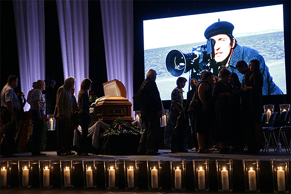 Президент России Владимир Путин своим указом за мужество и героизм, проявленные при исполнении профессионального долга, посмертно наградил орденом Мужества оператора ОАО "Первый канал" Анатолия Кляна, сообщила в среду пресс-служба Кремля.