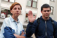Анастасия Станко и Илья Бескоровайный, ранее подозреваемые в шпионаже и пособничестве украинским властям, после освобождения из штаба народного ополчения ЛНР.