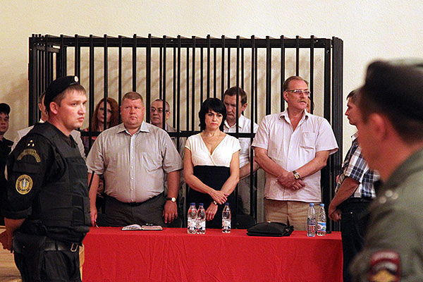 Генеральный директор "АргоРечТур" (компания-субарендатор теплохода "Булгария") Светлана Инякина, старший эксперт Камского филиала Российского речного регистра Яков Ивашов и бывший главный государственный инспектор Казанского линейного отдела Волжского управления государственного морского и речного надзора Ространснадзора Владислав Семенов (слева направо на втором плане) перед началом оглашения приговора.