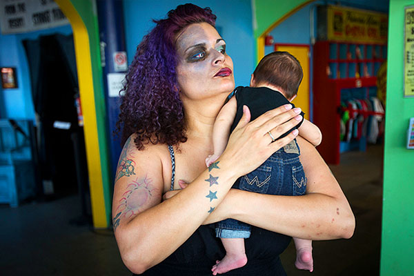 Заботливая зомби-мама.