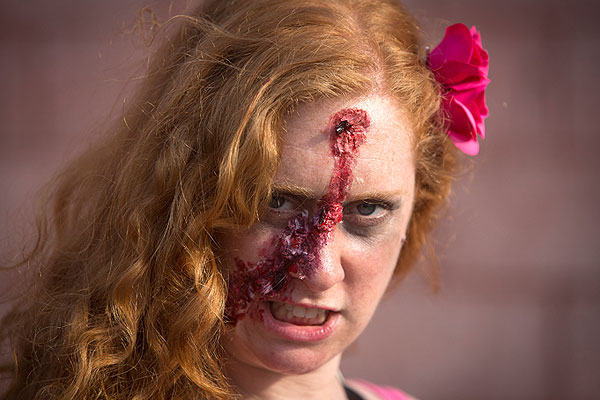Рыжеволосая участница "Захвата" в образе романтичной зомби-принцессы.