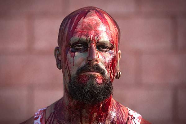 Этот участник зомби-праздника просто решил, что крови много не бывает.