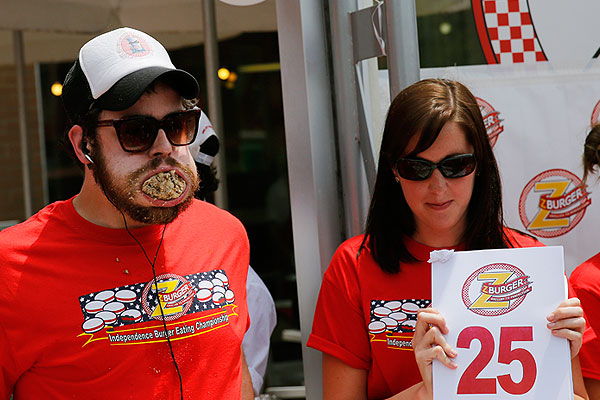 Патрик Бертолетти из Чикаго давится 15-м бургером, чтобы завершить соревнование вторым.