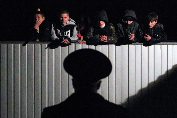 Еще один резонансный законопроект также был принят в конце апреля: Госдума запретила мат в литературе, кино, театре и на телевидении. Фильмам с обсценной лексикой не будут выдавать прокатные удостоверения, что уже вызвало недовольство ряда известных режиссеров. Книги и музыкальные произведения, содержащие мат, будут продавать в специальной упаковке с соответствующим предупреждением.