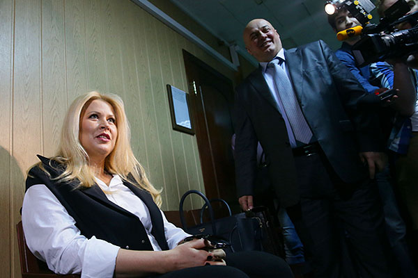 Евгения Васильева, обвиняемая в мошенничестве, и ее адвокат Хасан-али Бороков перед оглашением решения.