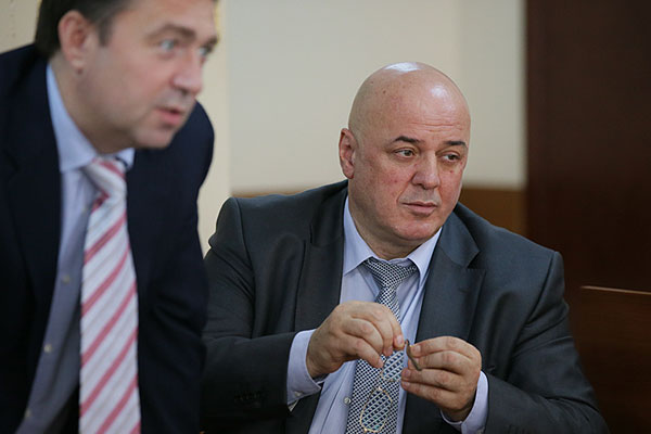 Адвокат бывшей главы Департамента имущественных отношений Минобороны РФ Е.Васильевой Хасан-али Бороков (справа).
