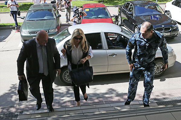 Бывшая глава Департамента имущественных отношений Минобороны РФ Евгения Васильева, обвиняемая в мошенничестве, и ее адвокат Хасан-али Бороков.