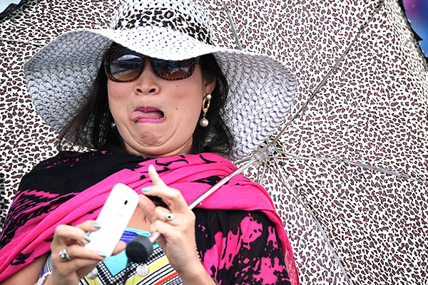 Реакция зрительницы теннисного турнира Уимблдон.