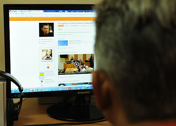 В конце апреля депутаты приравняли популярных блогеров к СМИ. Законопроект, вызвавший широкий резонанс в блогосфере, был частью антитеррористического пакета законов. В соответствии с документом имена блогеров, на сайтах или страницах которых в соцсетях бывает как минимум три тысячи посетителей в сутки, будут заносить в определенный реестр. Блогеры должны будут проверять достоверность публикуемой информации и не смогут распространять сведения о частной жизни граждан.