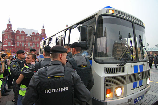 В последний день весенней сессии Госдума одобрила законопроект, вводящий уголовную ответственность за неоднократные нарушения во время митингов и других массовых акций. Организаторам таких мероприятий будет грозить до пяти лет колонии в случае, если в течение полугода их привлекут к административной ответственности более двух раз. Законопроект вызвал резкое осуждение со стороны внепарламентской оппозиции, расценившей его как репрессивный.