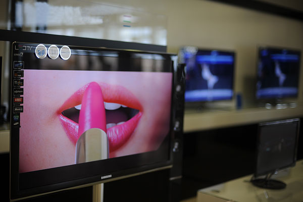 Дума в пятницу также приняла закон о запрете рекламы на кабельных телеканалах, что вызвало на рынке противоречивую реакцию. В частности, некоторые платные каналы заявили, что это серьезно усложнит их существование. Кроме того, высказывались опасения, что в результате пострадает малый и средний бизнес, так как он не может позволить себе рекламу на федеральных телеканалах. Сами авторы законопроекта заявили, что он позволит уравнять экономические условия работы платных и "бесплатных" телеканалов.