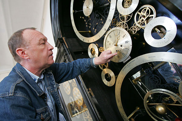 Еще чуть ранее, 1 июля, Госдума одобрила законопроект, возвращающий в Россию "зимнее время". Перевод стрелок будет произведен 26 октября 2014 года. Этот вопрос долгое время был предметом острых дискуссий между парламентом и правительством. Летнее время, по которому россияне живут сейчас, опережает астрономическое и многие после перехода на него жаловались на хроническое недосыпание и усталость. При этом законопроекты о переходе на зимнее время вносились и раньше, но ни один из них не дошел до рассмотрения.