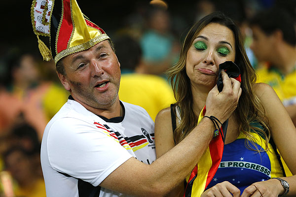 Цинично-комичная парочка. Болельщик Германии утирает невидимые слезы болельщицы Бразилии. Возможно, она не настоящая бразильянка.
