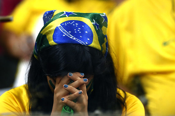 Бразильская болельщица спрятала лицо.