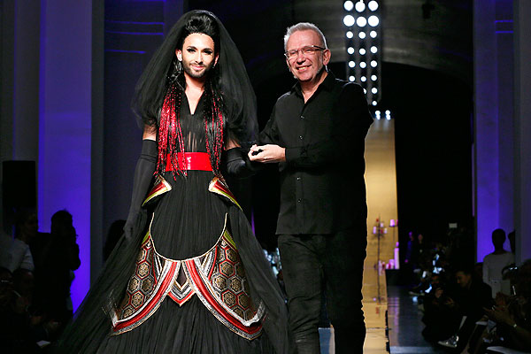 Кончита Вурст и Жан-Поль Готье во время показа коллекции дизайнера на Неделе высокой моды.