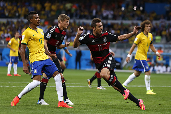 Пируэт Мирослава Клозе. Капоэйра бразильцам не поможет.