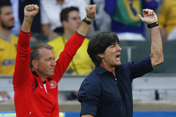 Тренер сборной Германии Йоахим Лев и тренер вратарей Андреас Кепке считают голы.