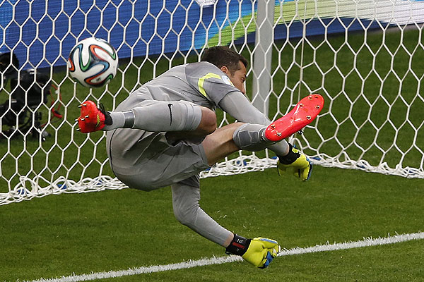 В позе "неуклюжего эмбриона" бразилец Жулио Сезар пропускал мячи этим вечером.