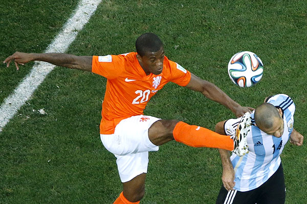 Вейналдум и Маскерано.