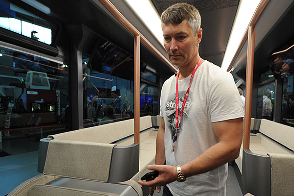 Мэр Екатеринбурга Евгений Ройзман в низкопольном трамвае R1 (Russia One) производства завода Уралтрансмаш.