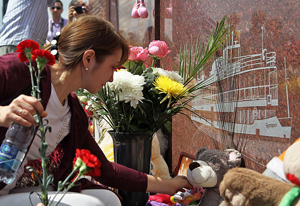 Родственники около мемориала в память погибших на теплоходе "Булгария".