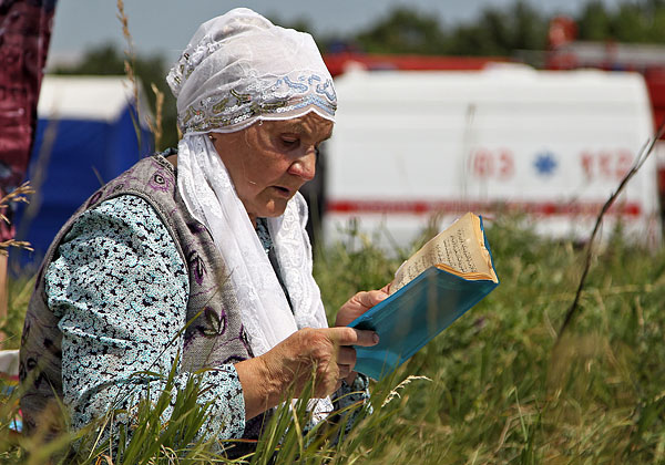 Женщина возле мемориала.