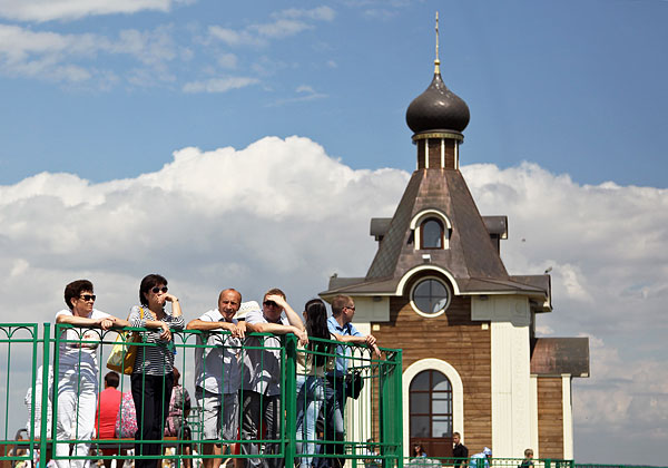Родственники погибших около мемориала в память о трагических событиях 10 июля 2011 года.