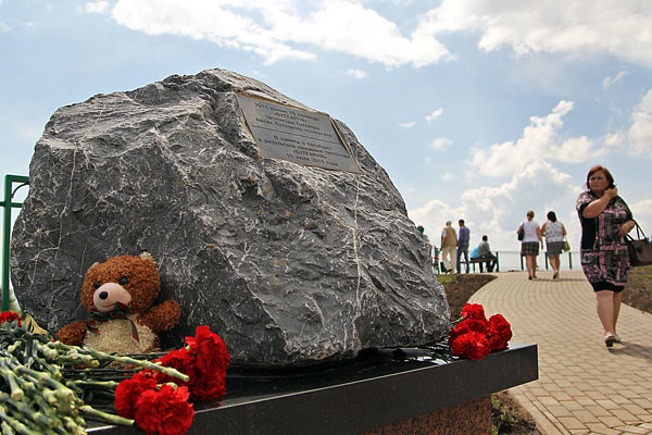 Мемориальный камень у поселка Сюкеево в память о погибших.