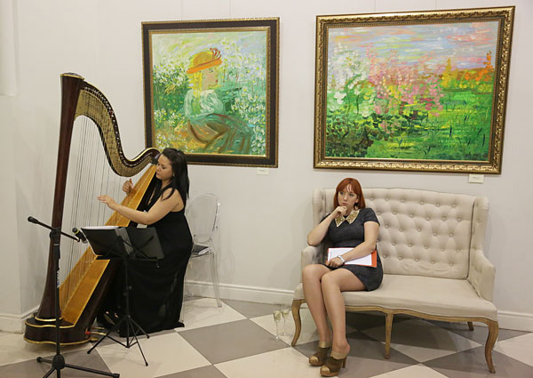 На выставке Евгении Васильевой в галерее "Vauxhall Center".