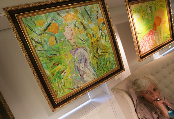 Картина "Ася" (слева).