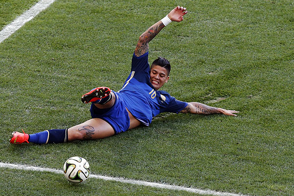 Аргентинец Маркос Рохо скользит по полю.