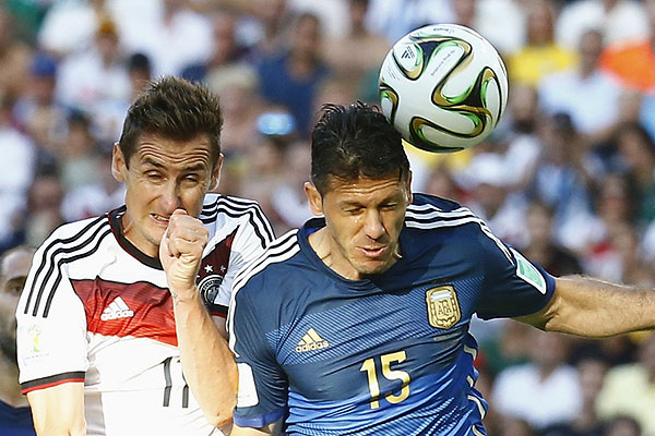 Аргентинец Демикелис против немца Клозе.