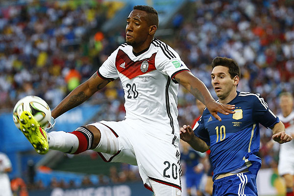 Боатенг с мячом, Месси сзади.